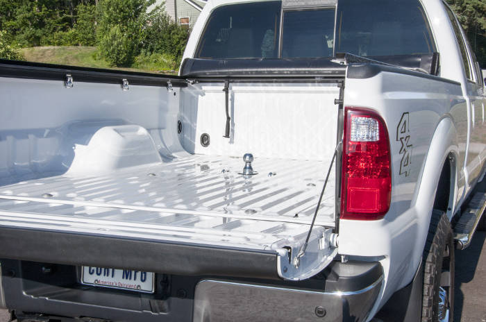 Gooseneck Hitch Installed in Truck Bed