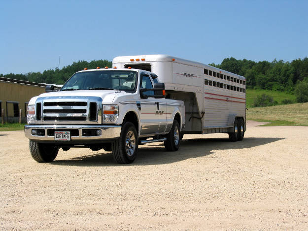 Truck Towing Gooseneck Horse Trailer